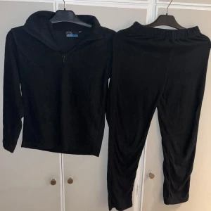 Fleece underställ set On The Peak - Säljer nu mitt gamla fleece underställ från On The Peak. Underställen är i fint skick 8/10, ingår både tröja och byxor. Storleken är 146/152 på både tröjan och byxorna.