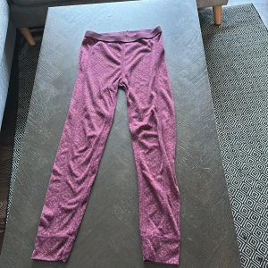 Mönstrat set från Ullmax - Säljer ett snyggt mönstrat set från Ullmax i en härlig lila nyans. Setet består av en långärmad tröja och matchande byxor, perfekt för kyligare dagar. Materialet är mjukt och bekvämt, vilket gör det idealiskt för både vardag och aktivitet.