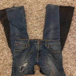 Blå jeans från Nudie Jeans💓💓 - Säljer ett par jätte snygga blå jeans från Nudie Jeans med slitna detaljer. Superbra skick, har sytt själv de bootcut! Går ner i pris vid snabb affär💗💗