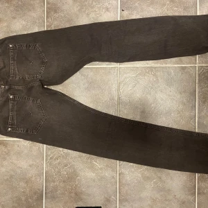 Svarta jeans från Dondup - Säljer dessa sjukt snygga dondup jeans eftersom dem är för små för mig! Det finns också en liten slitning på en av benen Bara att höra av sig ifall man har funderingar!