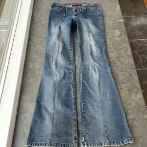 Bootcut y2k jeans lowwaist  - Så himla snygga bootcut jeans! Lite smutsiga nedtill som syns på sista bilderna men annars i bra skick. De har lite strech. Midjemått: 37 cm innerbenslängd: 80 cm. Skriv för mer info💕