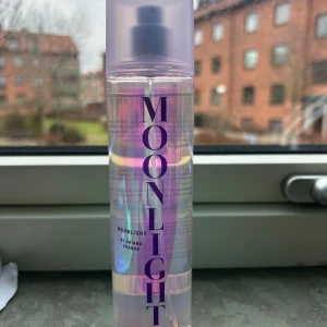 Ariana Grande - Moonlight Body Mist 250ml - Använd ett fåtal gånger, finns ungefär 90% kvar säljer den eftersom den ej faller mig i smaken.