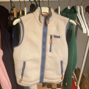 Patagonia fleeceväst - Säljer nu min Patagonia fleeceväst i storlek xs men passar s. Sick 9/10 använd men mycket kvar att ge mitt pris:800 ny pris:1300 men den är slutsåld över allt! Priset är prutbart!