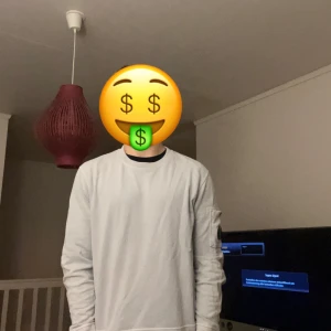 Turkos tröja från CP Company - Säljer en stilren turkos långärmad tröja från C.P. Company. Tröjan har en rund halsringning och en unik detalj med en knapp och logotyp på ärmen. Perfekt för en avslappnad och trendig look.