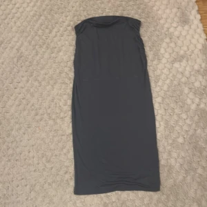 Grå/ blå Gina Tricot kjol - Grå/blå Gina tricot lång kjol i storlek Xl. Jätte fin och skön.