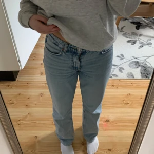 Ljusblå jeans - Säljer ett par ljusblå jeans ifrån Gina Tricot, storlek 34. Jättefint skick!💕