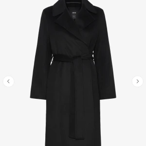 Svart ullkappa från Mango - Svart ullkappa från Mango med knytbälte i midjan i storlek S. Helt ny, med lappar kvar. Säljer pga den är för liten. Nypris är 1800 men säljer för 1300💓