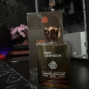 Three Dimension Eau de Parfum - Three dimension, parfym fin citrus/apelsin doft perfekt till vår och när hösten närmar sig. Sprayat Max 10-15 ggr. Säljer då jag har brist på plats 100ml