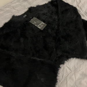 Svart pälströja  - Snygg svart pälströja. Köpt från en butik utomlands,  aldrig använts och etiketten är kvar. Materialet är flufgigt och skönt mot huden. Passar till XS/S/M beroende på hur oversized man vill ha det. 