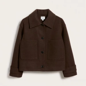 Brun jacka från Kappahl - Snygg brun jacka från Kappahl med stora framfickor och knappar. Den har en klassisk krage och långa ärmar. Perfekt för en stilren look. Väl använd men fortfarande väldigt fin, något nopprig. Bild kan skickas vid intresse!!💕💕ny pris 900 säljer för 200
