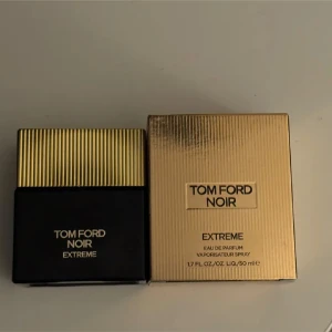 Tom Ford Noir Extreme Eau de Parfum - Säljer en elegant Tom Ford Noir Extreme Eau de Parfum i en stilren svart och guld flaska. Parfymen kommer i en 50 ml flaska och har en lyxig doftprofil som passar perfekt för dejtkvällar och klubb
