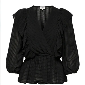 Söt svart blus - Säljer en söt svart blus 💞 I storlek S🩷🩷