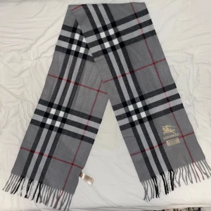 Burberry halsduk grå  - Helt ny Kashmir burberry halsduk, jätte fin med en exakt fin kvalitet 
