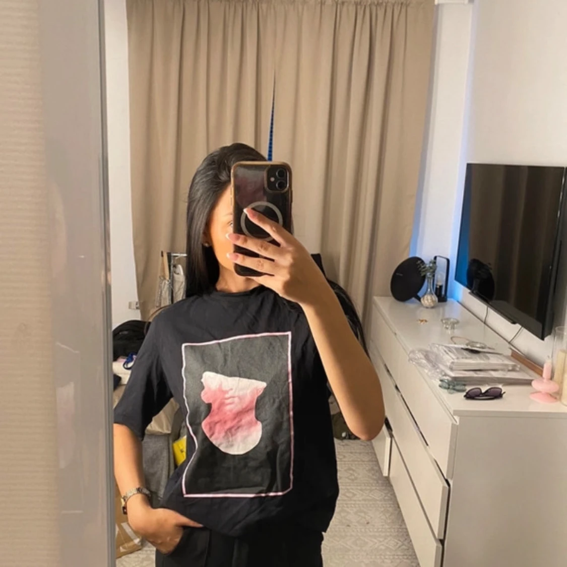 Svart t-shirt med abstrakt tryck