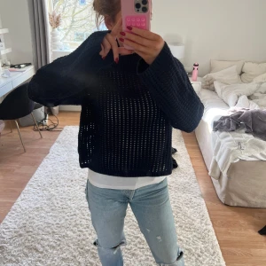 Mörkblå stickad tröja - Säljer en mörkblå stickad tröja med ett luftigt mönster. Använd en gång. Storlek s. 💕🙌🏻