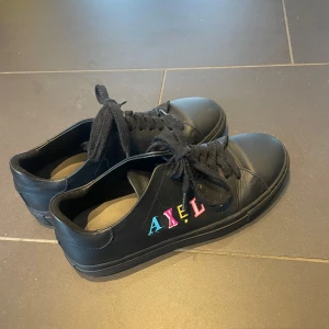 Axel Arigato skor - Säljer mina oanvända svarta Arigato skor då de inte riktigt är min stil.