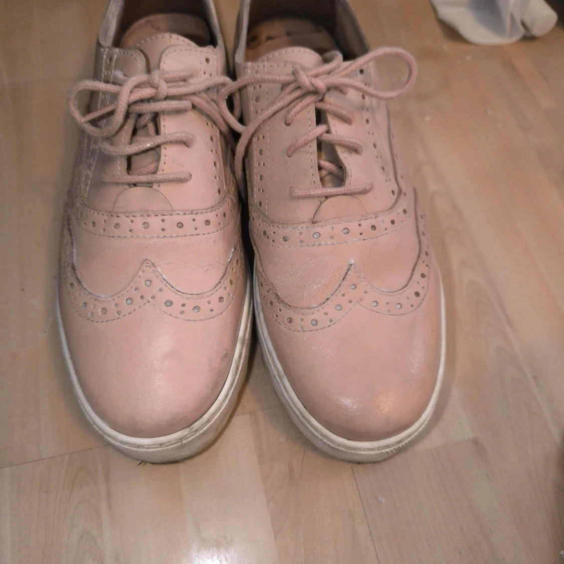 Rosa brogue-inspirerade skor