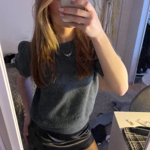 Superfin blå färg tröja med puffärmar - Säljer en stilren blå tröja med korta puffärmar. Supergullig! Passar bra till både kjol och byxor. 