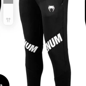 Svarta träningsbyxor med tryck - Snygga svarta Venus. Perfekta för gymmet eller löprundan. Byxorna har en tight passform som ger bra stöd under träningen. Helt nya och oanvända! 