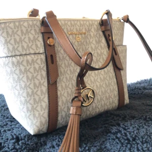 Michael Kors väska  - Helt ny! Har aldrig använt den. Köpte den för ungefär 1/2 månader sen på NK i gbg för ungefär 2900.