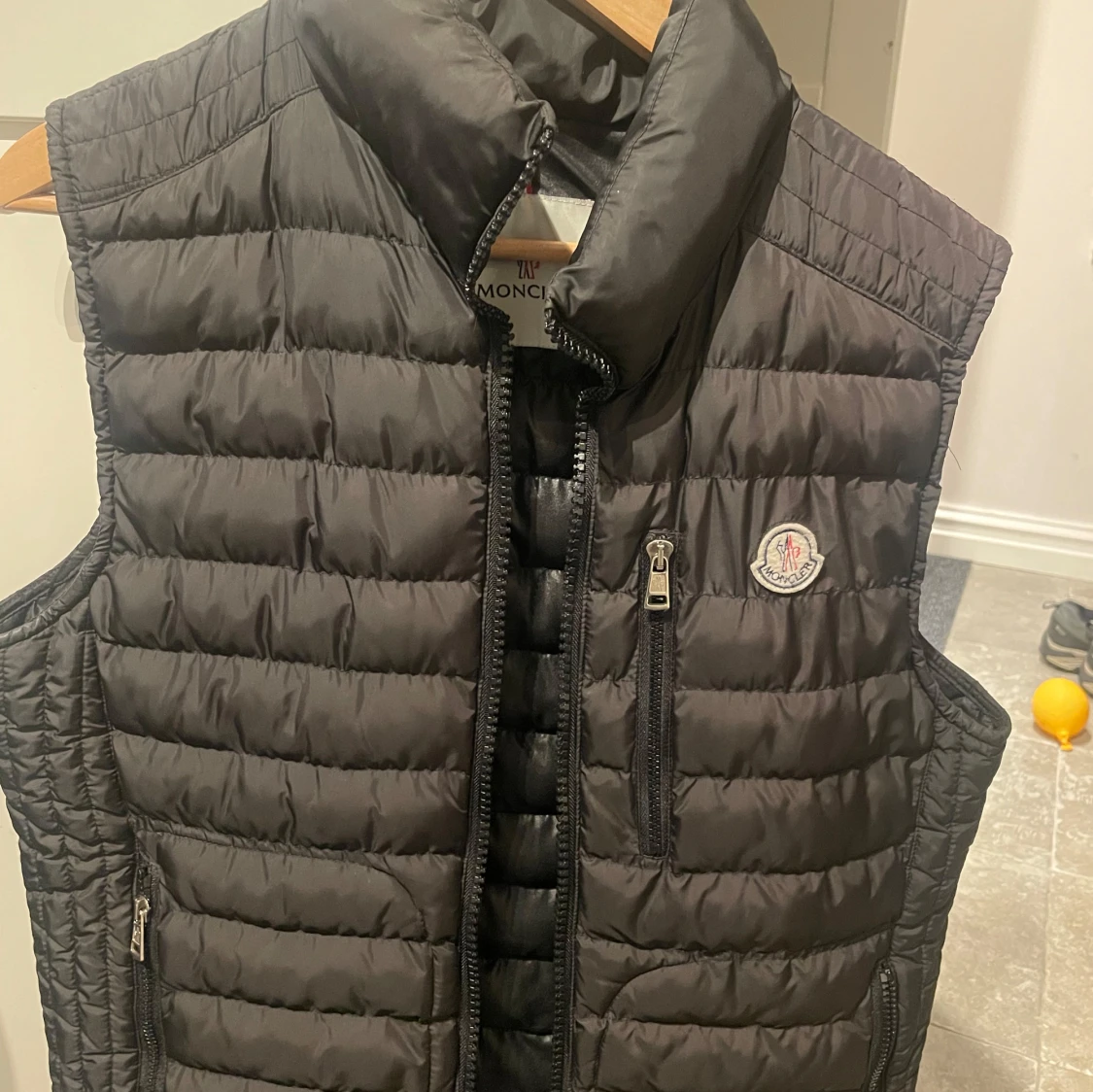 Svart dunväst från Moncler