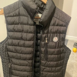 Svart dunväst från Moncler - Äkta moncler väst, i fint skick. Storlek M men sitter mer som S.