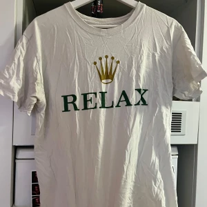RELAX TEE👑👑👑⌚️⌚️⌚️ - sjukt rolig o fet tisha ”RELAX” - ortvits på rolle. snubben i baren  på balthazar älskar den o tar bild på den varje gång o ger en gratis öl true story. därför ärver du den av mig. sjukt rolig, intellektuell, filosofisk t-shirt. sz M tts