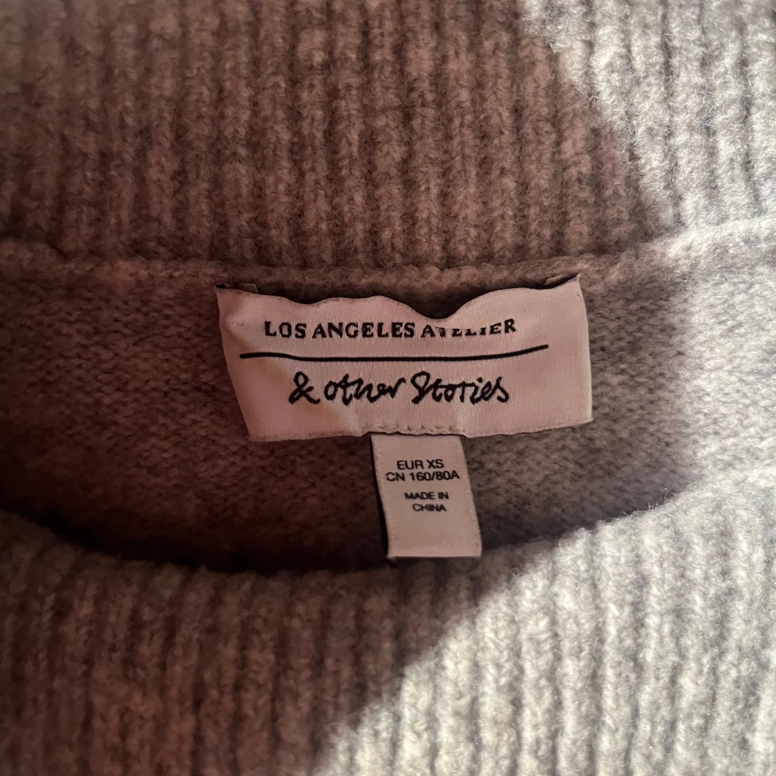 Grå stickad tröja  - 1