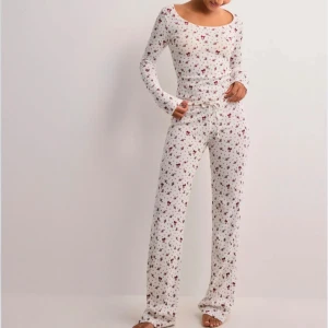 Nelly pyjamas - SÄLJER BÅDE TRÖJAN OCH BYXAN!Säljer denna pyjamas från Nelly! är slutsåld 🩷båda delarna är i storlek M, de passar även S.