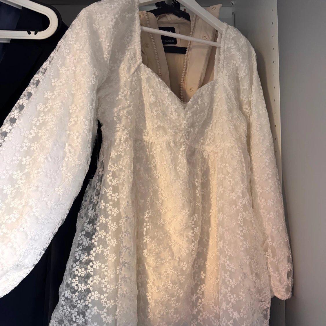 Spetsklänning med puffärmar