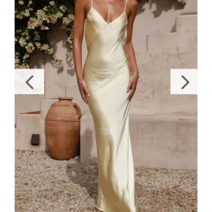 Gul Balklänning  - Elegant ljusgul långklänning med smala axelband och en v-ringad design. Klänningen har en figurnära passform och är tillverkad i ett glansigt material som ger en lyxig känsla. Perfekt för speciella tillfällen som bal. säljer då den inte passade mig och gick inte att skicka tillbaka 