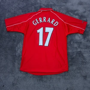 Liverpool FC | Steven Gerrard | Ny - Liverpools tröja för UEFA Cup finalen 2001. Steven Gerrard, nr 17 på ryggen. Storlek XL. Helt ny & oanvänd. Tröjan är en nyproducerad reprint i utmärkt kvalitet.  Skickas 1-3 dagar efter mottagen betalning. Har du frågor/funderingar är det bara att höra av dig! :)