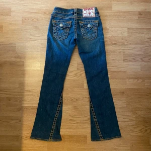True Religion Jeans Bootcut Flare - !skicka bud för snabb affär! Fina true religion jeans, lågmidjade bootcut. Storlek 24 i mycket bra skick. Mått: Midja 32 cm Ytterben 94cm Innerben 74cm Ben öppning 21,5 cm
