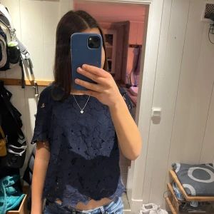 Mörkblå spetsblus från Holly & White - Säljer en elegant mörkblå blus från Holly & White i spetsmaterial. Blusen är köpt från lindex och är nästintill oanvänd pågrund av att den är lite för stor för mig. Jag tycker den är jättefin och perfekt för ett lite festligare tillfälle!!💓💓💓