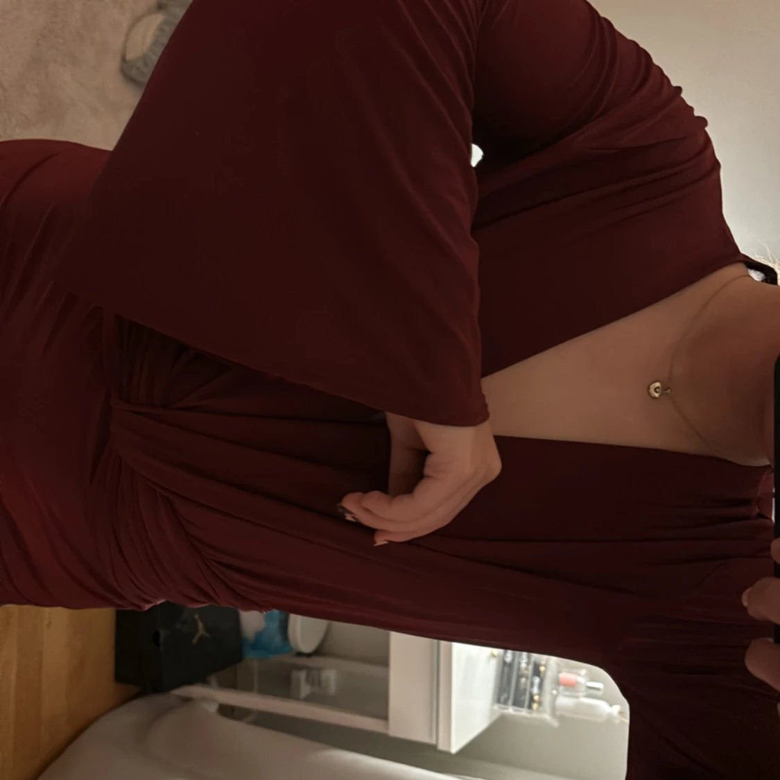 Vinröd klänning med v-ringning - 1