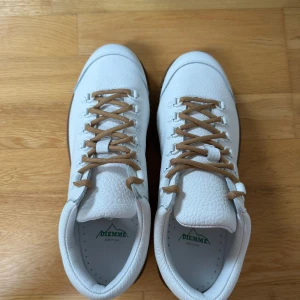 Vita sneakers från Diemme - Snygga vita sneakers från Diemme med bruna snören och en robust sula. Tillverkade i Italien, dessa skor kombinerar stil och komfort perfekt. Perfekta för en trendig look. Helt nya, storlek 42.