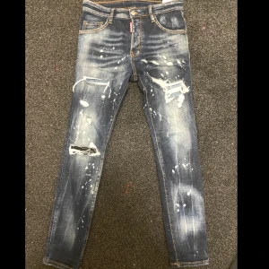 Dsquared2 jeans  - Säljer ett par dsquared2 jeans i storlek xs-s     Priset är inte suttet i sten 
