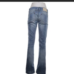 Blå bootcut jeans - Snygga blå bootcut jeans!! De har en lätt tvättad look som ger en cool vibe. Kontakta mig om frågor💕