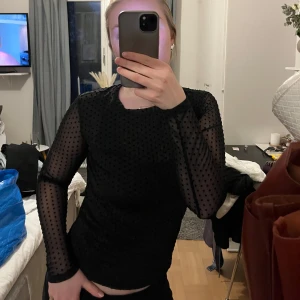 Svart prickig meshtröja från Mango - Säljer en svart långärmad meshtröja från Mango med prickigt mönster. Snygg och skönt material