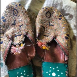 Broderade traditionella skor - Unika handgjorda skor med intrikat broderi hantverk i flera färger. Skorna har en traditionell design med detaljer i blått, gult och rosa. Perfekta för att ge en färgglad touch till din outfit.