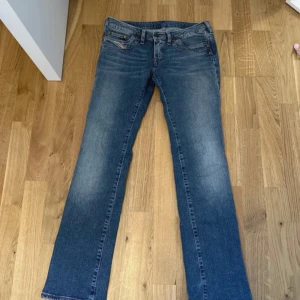 Diesel jeans lågmidjade - Skitsnygga diesel jeans🩷🩷 Midja är 37 cm och innerbenslängden är 80🩷 Säljer då de inte passade :(