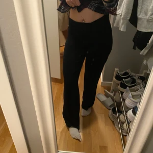 Svarta byxor från Bik Bok - Snygga svarta byxor från Bik Bok med hög midja och en stilren design. Perfekta för en chic look. De har en dragkedja i sidan för enkel på- och avtagning.