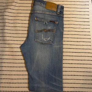 Nudie jeans - Säkert dem fetaste nudie jeansen du någonsin kommer att se! As sjuk tvätt med tväär goa slitningar som är där med meningen. Storlek W28 L32 men mer som en W29 L32. Midjemått: 41cm. Innerbenslängd: 72cm. Osäker om jag vill sälja men kom gärna med bud! Om du har minsta fundering fråga gärna!