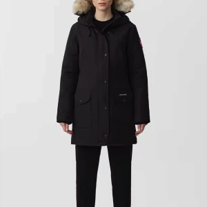 Svart dunjacka från Canada Goose - Säljer en stilren svart dunjacka från Canada Goose med pälskantad huva i storlek S. Jackan har långa ärmar och praktiska fickor framtill. Perfekt för kalla vinterdagar. 🖤