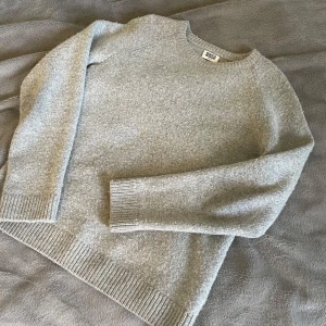 Grå stickad tröja från Weekday - Säljer denna stickade grå tröjan från Weekday som passar till allt! Den är i fint skick och säljs då den tyvärr inte kommer till användning. Storlek medium men skulle säga att den är mer mot s hållet💗Den är i ull. Bilder på kan skickas om så önskas.
