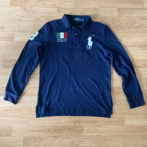 Mörkblå pikétröja från Ralph Lauren - Köpt begagnad redan och har använd i 2 månader efter det ungefär. men fortfarande bra skick. Bara till att skicka om det skulle vara några frågor. 
