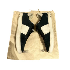 Valentino flycrew - Tja säljer nu dessa flycrews i storlek 44 men passar även 45. Dem är i fint skick och har alla nitar förutom en. Vid köp medkommer två dustbags. Pris 3599!