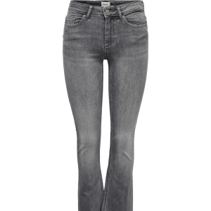 Gråa bootcut jeans från only  - Använd vid fåtal tillfällen. Säljer då de inte kommer till användning. Passar dig som är storlek xs/s. Vid fler bilder eller frågor skriv privat!💖