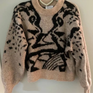 Stickad tröja Other Stories - Jättefin stickad leopard tröja från Other Stories, köpt för 1500!💕