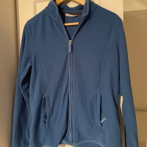 Blå fleecejacka från Esmara - Säljer en bekväm blå fleecejacka från Esmara. Jackan har en dragkedja framtill och två praktiska fickor. Perfekt för kyliga dagar och mysiga stunder. 💙